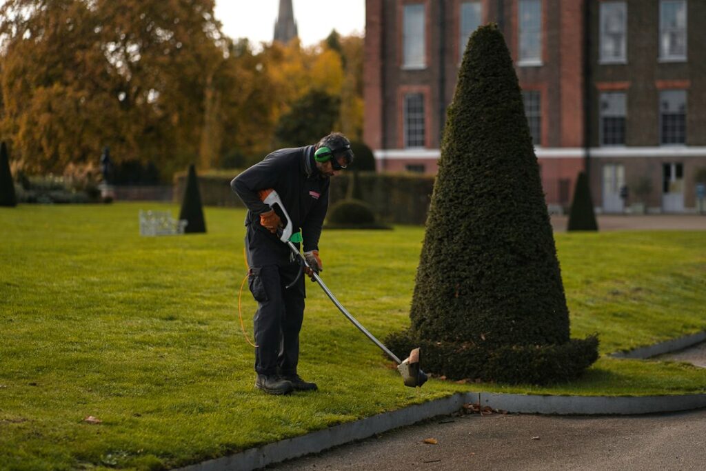 Jardineiro trabalhando em área verde