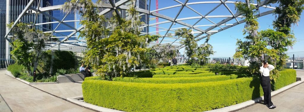 Área verde organizada em espaço externo